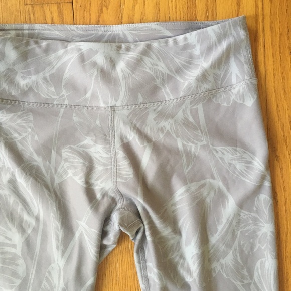 Fabletics Mid-Rise Printed PowerHold Capri Legging - Picture 5 of 8